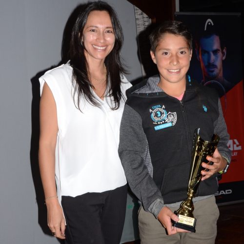 Diego Muñoz jugador número 1 del ranking APT de 14 años, junto a Jessica Kushida, presidenta  APT