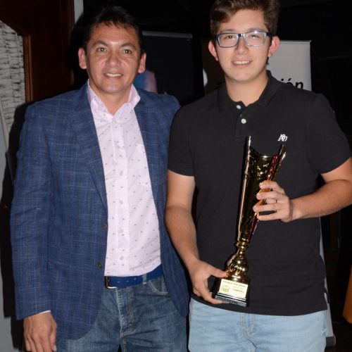 Fabricio Villegas jugador número uno del ranking APT de 16 años, junto a Wilson Sánchez del Ministerio de Deportes