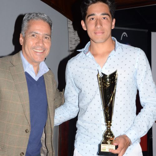 Andrés Chavez jugador No. 1 del ranking APT de 18 años, junto a Capitán General del Club de Tenis La Paz