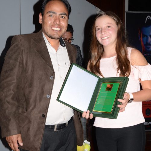 Natalia Trigosso ranking FBT No. 1 de 14 años, recibe reconocimiento de Milton Navarro, MInistro de Deportes