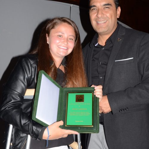 Sofía Taborga, ranking FBT No. 3 de 16 años,  recibe reconocimiento de Ricardo Aguirre, Presidente de la Federación Boliviana de Tenis
