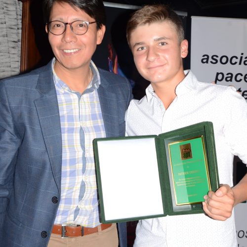 Patrick Crespo integrante del Equipo Bolivia de 14 años, recibe reconocimiento de  Franz Huarachi, Tesorero APT